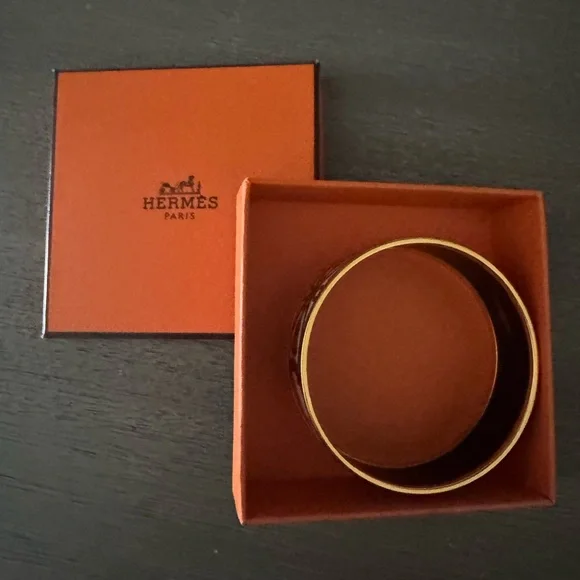 HERMES Black/White and 18k plated enamel bangle. - Picture 7 of 8